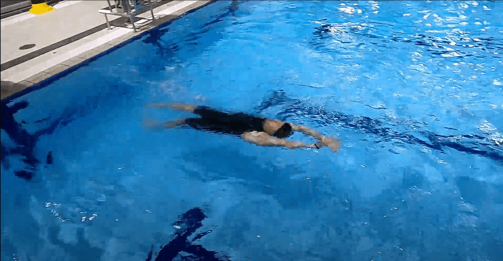 Kippwende Rückenschwimmen Schritt 1 Beinarbeit